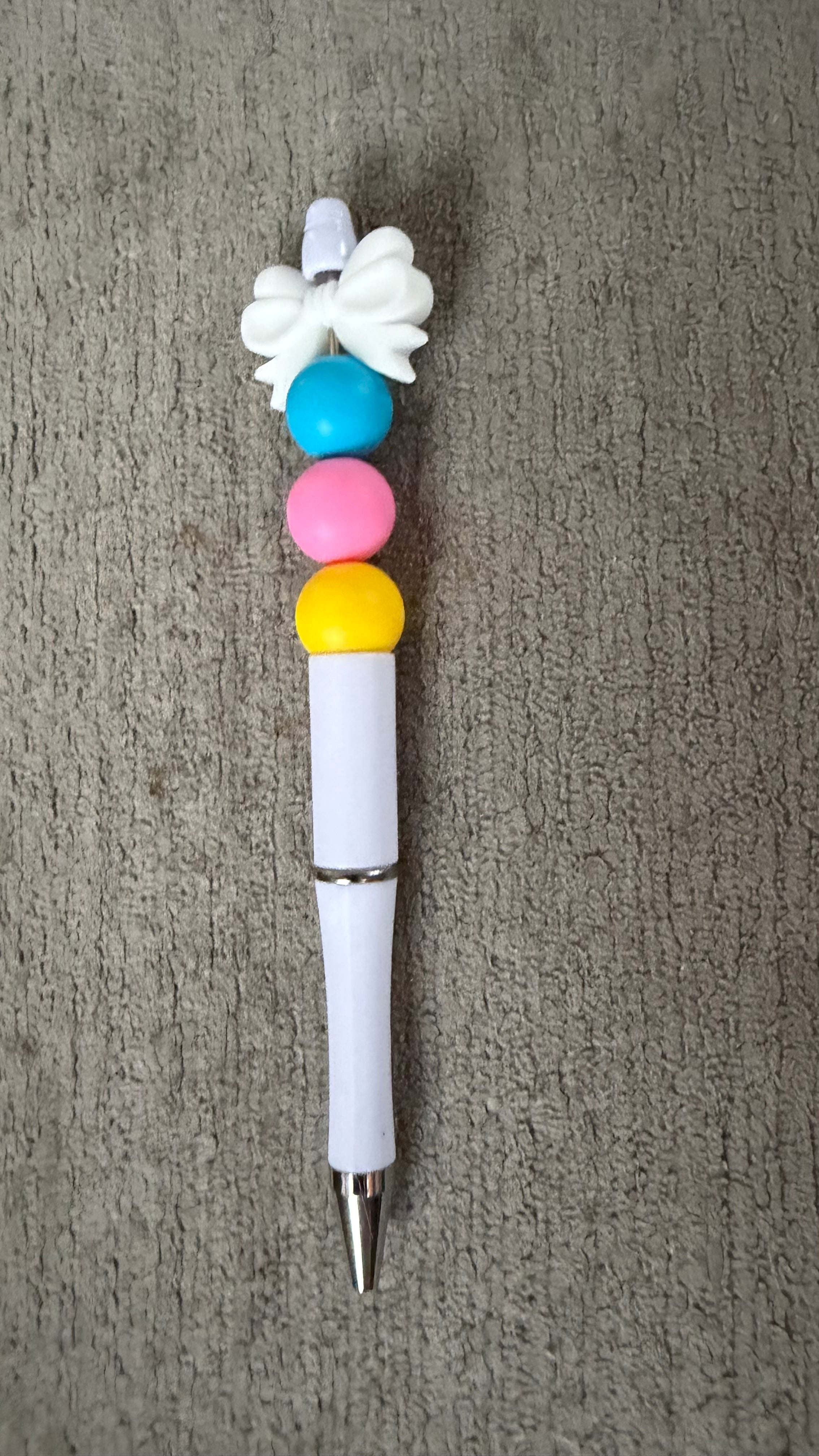 White bow pen