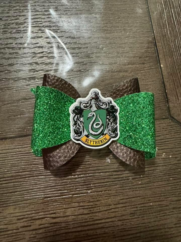 Green clip bow
